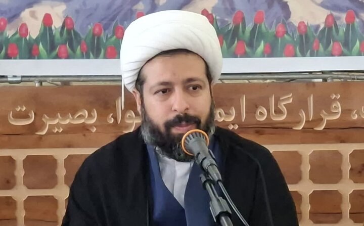 جامعه اسلامی باید از هر دو مؤلفه قدرت و معنویت برخوردار باشد