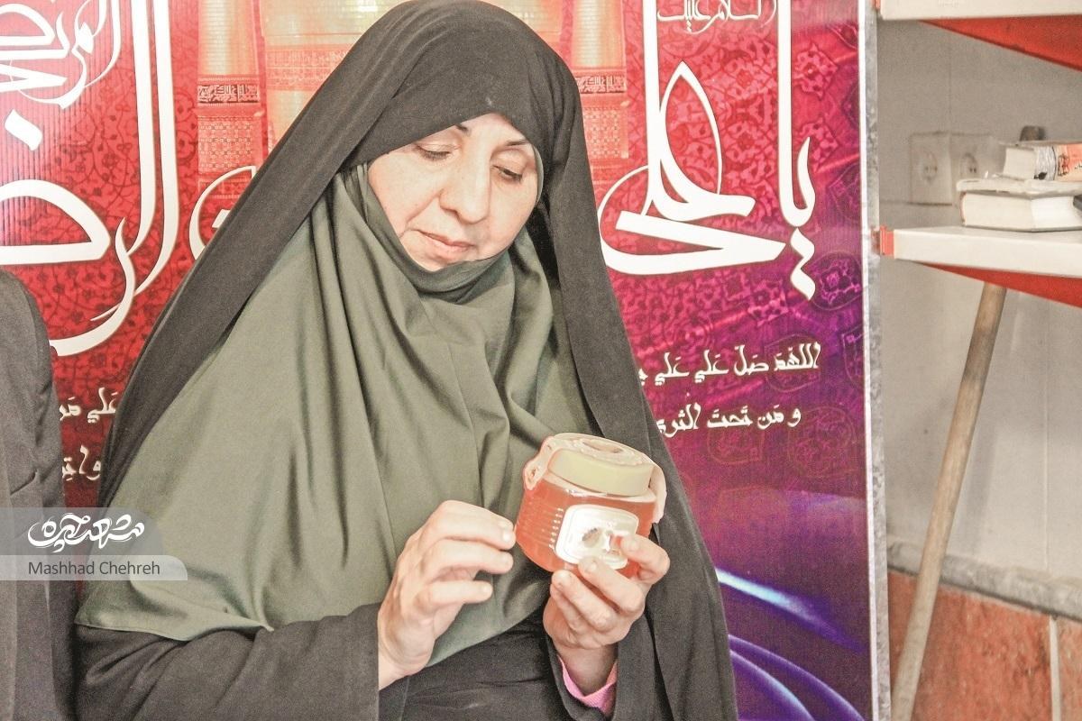 بانوی کارآفرین محله شهید رستمی به «مامانِ زنبورها» معروف است