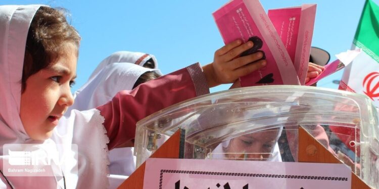 نیکوکاران خراسانشمالی ۱۲۰ میلیارد ریال به دانشآموزان نیازمند کمک کردند