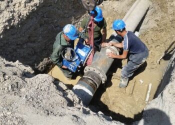 ترمیم شکستگی خط انتقال آب زارچ بدون قطع آبرسانی