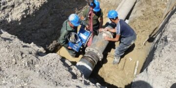 ترمیم شکستگی خط انتقال آب زارچ بدون قطع آبرسانی