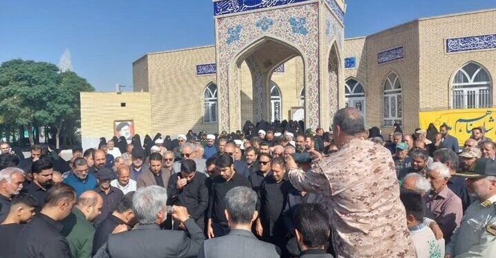 پیکر مادر سه شهید حسینی مزینانی در داورزن تشییع شد