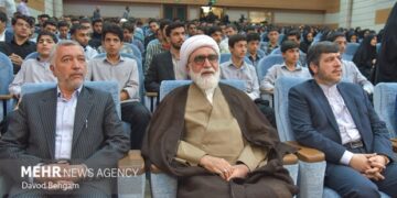 دیدار دانش آموزان نخبه علمی و فرهنگی با تولیت آستان قدس رضوی