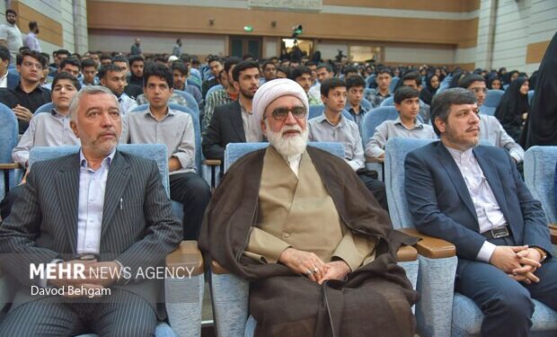 دیدار دانش آموزان نخبه علمی و فرهنگی با تولیت آستان قدس رضوی