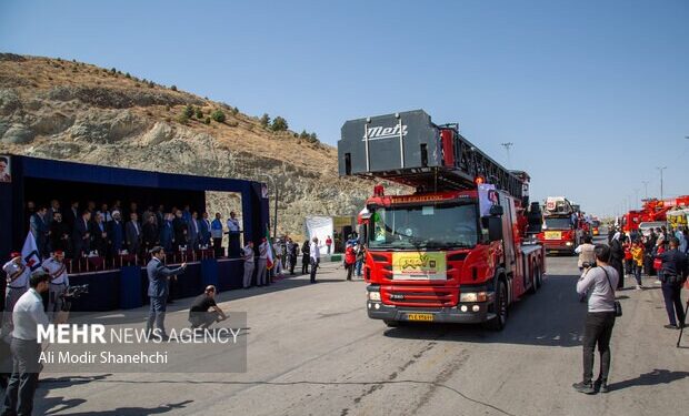 رژه و رونمایی از تجهیزات جدید آتشنشانی مشهد