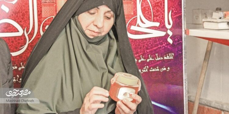 بانوی کارآفرین محله شهید رستمی به مامانِ زنبورها معروف است