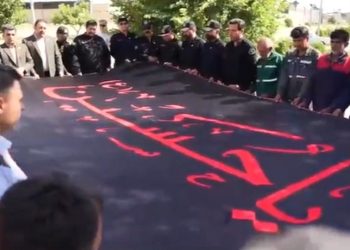 اهتزاز پرچم عزای حسینی بر بام صنعت چناران