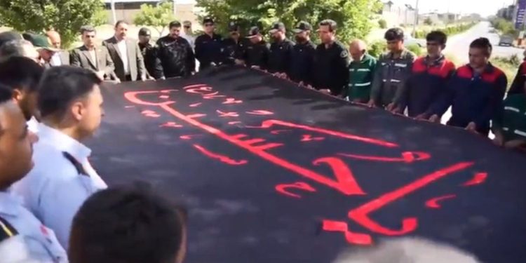 اهتزاز پرچم عزای حسینی بر بام صنعت چناران
